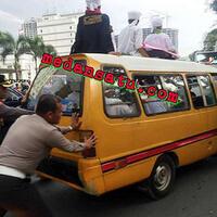 lihat-aksi-dua-perwira-polrestabes-medan-inieh-tuh-yang-di-atas-kok-gak-turun