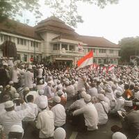 massa-demo-anti-ahok-di-bandung-usai-salat-jumat