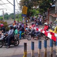 siswi-smp-tewas-disambar-commuter-line-di-duren-sawit