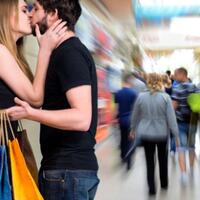 ini-alasan-banyak-pasangan-bermesraan-di-tempat-umum