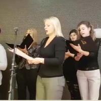 bule-bule-cantik-paduan-suara-ini-kompak-nyanyikan-lagu-indonesia-raya