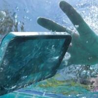 5-hal-yang-pantang-dilakukan-ketika-smartphone-basah