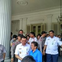 hari-terakhir-ngantor-ahok--digeruduk--warga