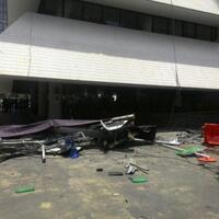 gondola-di-gedung-intiland-jatuh-satu-orang-tewas