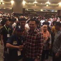 warganet-ramai-bahas-foto-pendukung-ahok-berebut-foto-bersama-ahy