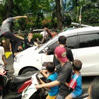 polisi-buru-pelaku-perusakan-mobil-saat-iringan-jenazah-di-kokas