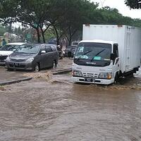 banjir-di-gedebage-bandung-banyak-motor-terjebak