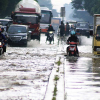 bandung-banjir-bandang-di-tengah-kota-haters-dan-fans-ridwan-kamil-masuk