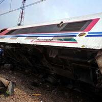 roda-roda-kereta-rontok-puluhan-motor-tersambar
