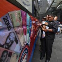 benarkah-banyak-uang-disimpan-di-bawah-kasur