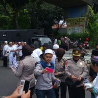 antara-polisi-dan-pendemo-dalam-aksi-damai-4-november