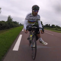 video-peter-sagan-duduk-menyamping-di-sadel