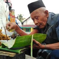 kakek-95-tahun-berjualan-tahu-hingga-dini-hari-untung-hanya-rp-16000