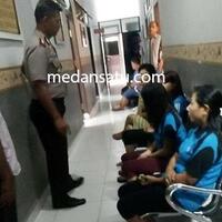 waduh-saat-polisi-datangpara-wanita-ini-sedang-bugl-dan-ehem-ehem-dengan-pria