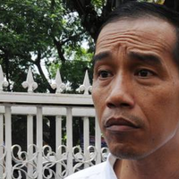 jokowi-geleng-kepala-saat-buka-medsos