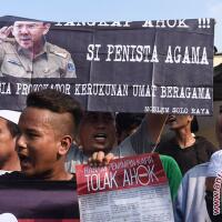 warga-dan-kader-pdip-bubarkan-pendemo-anti-ahok
