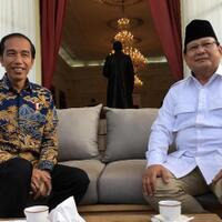 pertemuan-hangat-jokowi-dan-prabowo-minum-teh-bareng-dan-makan-ikan-bakar