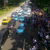 massa-parade-bhinneka-tunggal-ika--ngadem--di-trotoar-lalin-tersendat