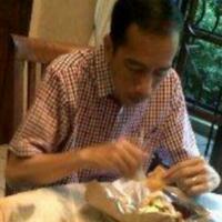 pedagang-nasi-bungkus-ini-punya-sampingan-jual-jasa-wanita-lewat-fb