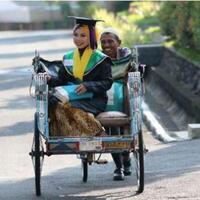 anak-tukang-becak-lulusan-terbaik-unnes-begini-kabarnya-sekarang