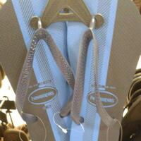 putih-emas-atau-biru-emas-warna-sandal-jepit-ini-jadi-kontroversi