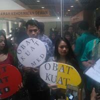 mahkamah-dpr-dibawakan-tiruan-obat-kuat-dua-perempuan-cantik