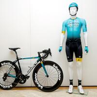 desain-baru-jersey-sepeda-balap-tim-astana-untuk-musim-2017