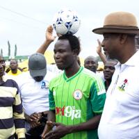 pesepakbola-nigeria-pecahkan-rekor-bersepeda-sambil-bawa-bola-di-kepalanya