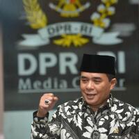 putusan-ganjil-menjegal-ade-komarudin