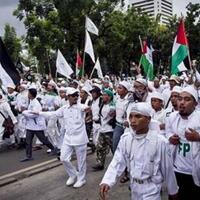 kamis-malam-massa-berduyun-duyun-datangi-monas