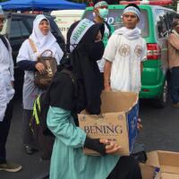 tak-hanya-nasi-kotak-relawan-juga-bagikan-kurma-ke-peserta-aksi-damai