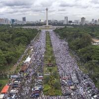 sari-roti-di-tengah-hiruk-pikuk-aksi-212