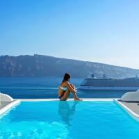 hotel-dengan-kolam-renang-paling-hits-di-indonesia