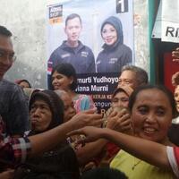 saat-ahok-masuk-gang-sempit-yang-penuh-poster-agus-dan-anies