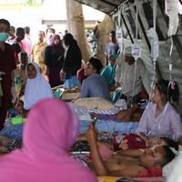 62-jenazah-korban-gempa-aceh-dibawa-keluarga