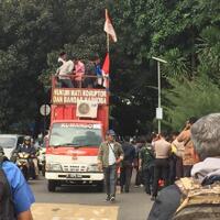mahasiswa-demo-di-depan-polda-metro-lalin-arah-blok-m-tersendat
