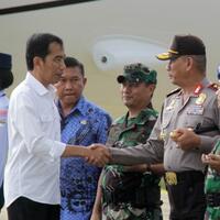 presiden-lihat-korban-gempa-di-rs-chik-ditiro