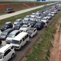 antrean-rest-area-sebab-macet-tol-jakarta-cikampek-malam-ini