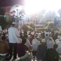 jemaah-di-masjid-sunda-kelapa-menteng-luber-hingga-ke-pekarangan