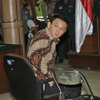 terancam-6-tahun-bui-suara-ahok-bergetar-baca-pembelaan