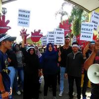 pelaku-pencabulan-anak-hanya-kena-satu-tahun-penjara