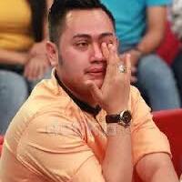 ahok-yang-berwajah-sedih-dipeluk-kakak-angkatnya-seusai-sidang