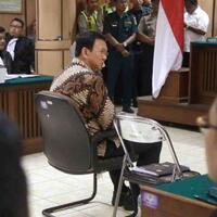 pengacara-polisi-tetapkan-ahok-jadi-tsk-karena-ditekan-massa