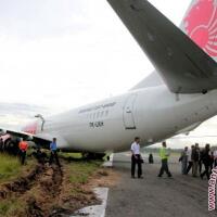 ban-pesawat-terbang-lion-air-amblas-saat-mendarat