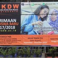 kisah-di-balik-penurunan-baliho-mahasiswi-berjilbab