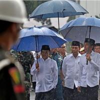 cerita-wiranto-terkait-jaket-dan-payung-biru-jokowi