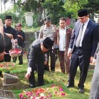 kakak-ahok-acungkan-jari-tengah