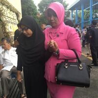 isak-tangis-iringi-kedatangan-13-jenazah-korban-pesawat-jatuh