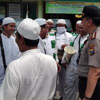 polisi-kawal-ketat-aksi-fpi-di-pusat-perbelanjaan-kota-surabaya