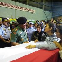 panglima-tni-beri-penghormatan-terakhir-ke-13-jenazah-korban-hercules